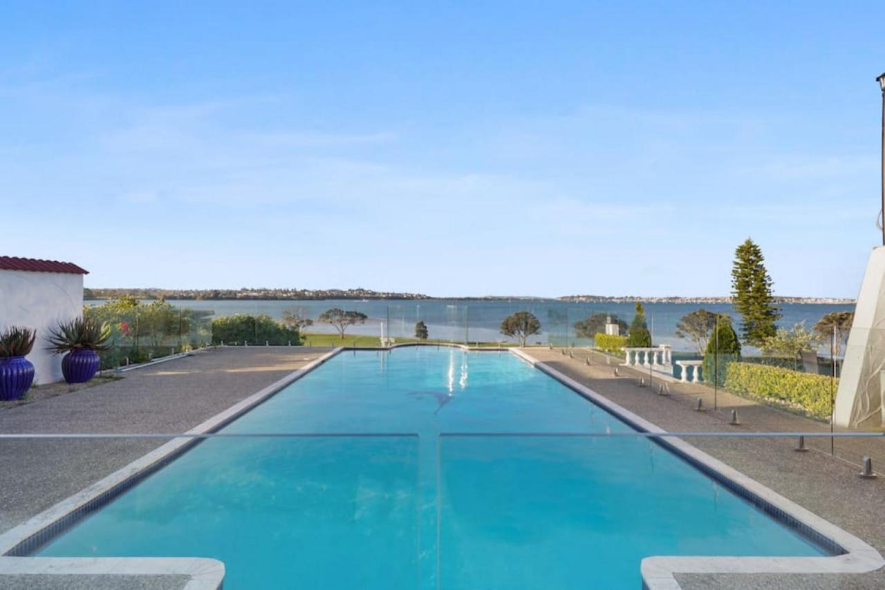 Magnificent Beachfront Mansion - Pool - Fireplace Auckland Exterior foto