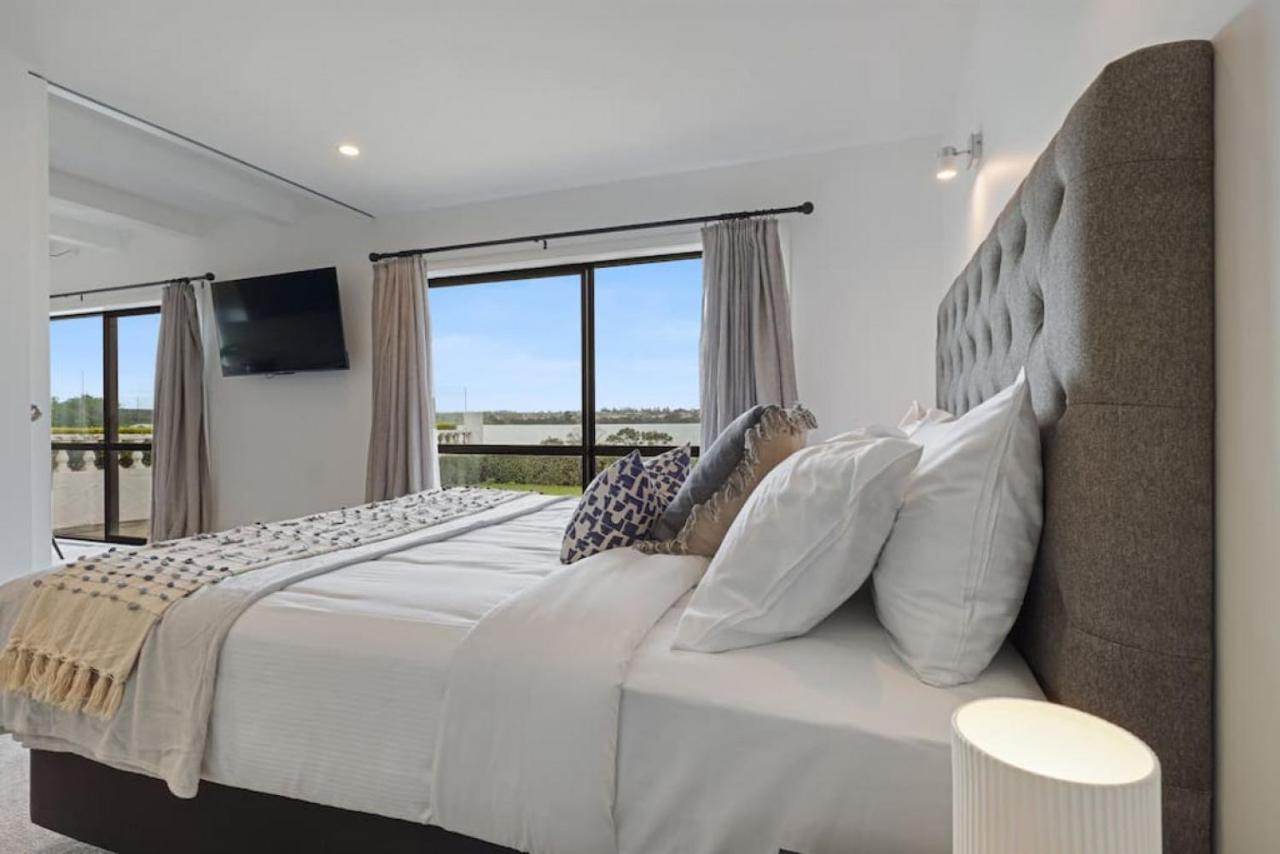 Magnificent Beachfront Mansion - Pool - Fireplace Auckland Exterior foto